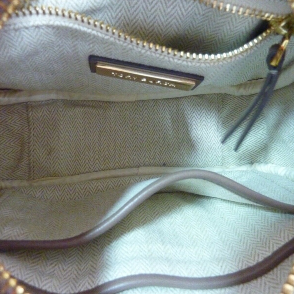 NEW Tory Burch Kira Chevron Classic Taupe Small Camera Bag/Crossbody Bag - Picture 8 of 15